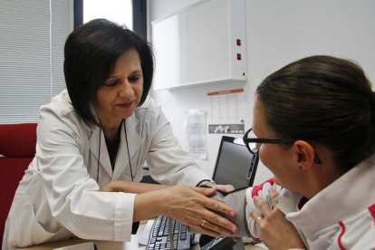 Imagen de un médico de Atención Primaria de León. FERNANDO OTERO