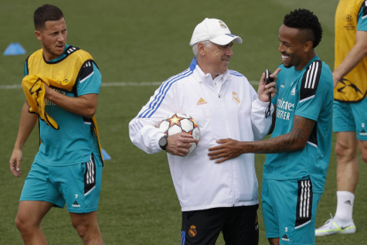 El entrenador del Real Madrid Carlo Ancelotti (2d) y el defensa brasileño Éder Militao (d) durante el entrenamiento de este martes en la Ciudad Deportiva de Valdebebas de Madrid. JUAN CARLOS HIDALGO