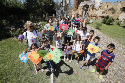 Los niños y niñas que veranean en Velilla de la Reina tienen este verano una cita con la creatividad de la mano de Angelina Fernández Díez. RAMIRO.