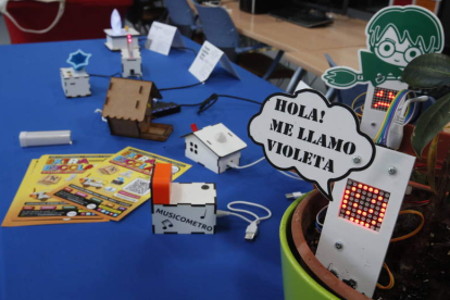 Prototipos tecnológicos que realizan los niños y niñas en Fab Lab. RAMIRO