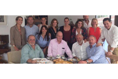 El Rey Juan Carlos y la infanta comiendo paella junto a Arévalo y Bertín Osborne