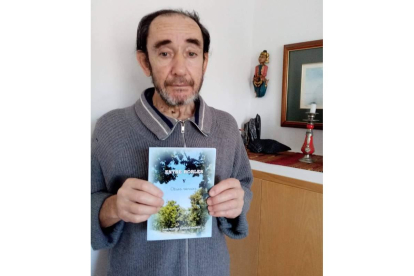 José Manuel Cabezas, con su libro ‘Entre Robles y otros versos’. DL