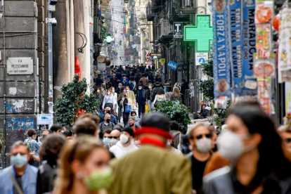 Bullicio en las calles de Nápoles, donde la solidaridad ha vuelto a salir de casa. CIRO FUSCO