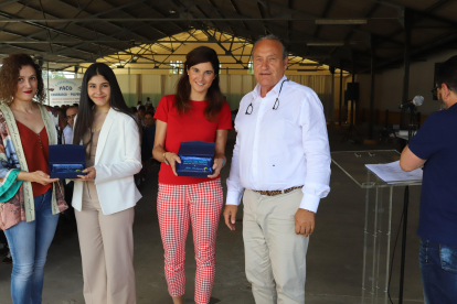 Ana Vega y Julia Rodríguez recibieron sus premios. ANA F. BARREDO