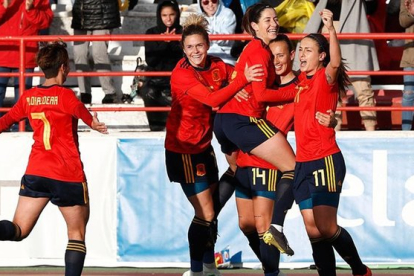 Las jugadoras españolas celebran el primer gol, de Alexia Putellas.