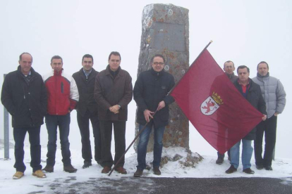 Los dirigentes leonesistas pusieron una bandera de León en La Cubilla, en lo alto de Pinos.