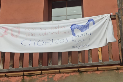 Pancarta colocada en Maraña. CAMPOS