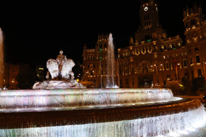 Imagen de la plaza de Cibeles y la Casa de Correos de Madrid con la iluminación nocturna. MARISCAL
