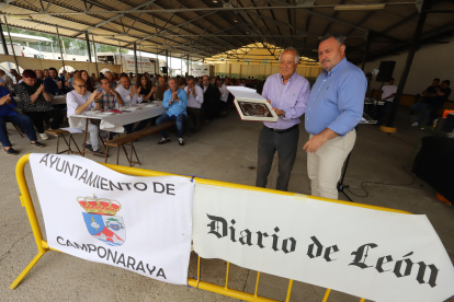Manuel Macías recibe su reconocimiento de manos de Eduardo Morán. ANA F. BARREDO