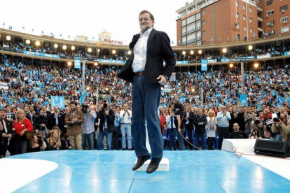 Rajoy salta ante los miles de simpatizantes del PP en la plaza de toros de Valencia.