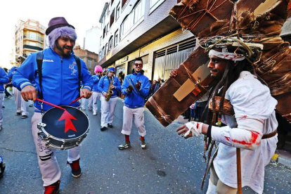 El Carnaval bañezano se caracteriza también por la cantidad de espontáneos. Foto: Ramiro
