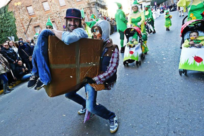 La imaginación es una de las claves del enorme éxito del Carnaval de La Bañeza, que ayer vivió su desfile más grande y participativo. Foto: Ramiro