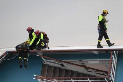 Los equipos de rescate trabajan a bordo del crucero 'Costa Concordia', este lunes, frente a Toscana italiana.
