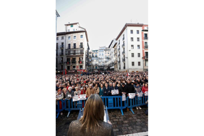 Miles de personas, con Feijóo a la cabeza, participan en la concentración de Pamplona contra la moción de censura. JESÚS DIGES