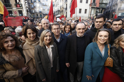 Miles de personas, con Feijóo a la cabeza, participan en la concentración de Pamplona contra la moción de censura. JESÚS DIGES