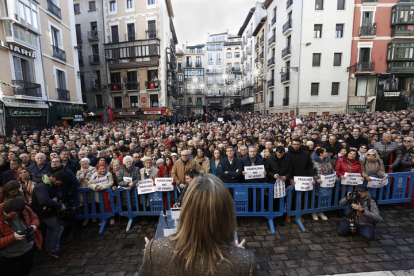 Miles de personas, con Feijóo a la cabeza, participan en la concentración de Pamplona contra la moción de censura. JESÚS DIGES