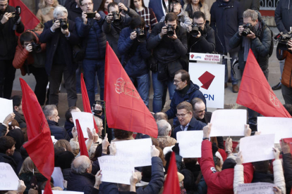 Miles de personas, con Feijóo a la cabeza, participan en la concentración de Pamplona contra la moción de censura. JESÚS DIGES