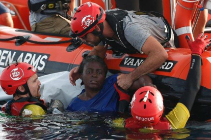 Miembros de Open Arms rescatan a una inmigrante camerunesa que trataba de sobrevivir en el Mediterráneo después de que su patera naufragara.