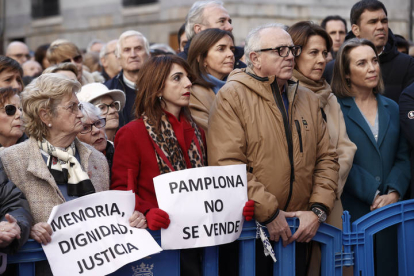 Miles de personas, con Feijóo a la cabeza, participan en la concentración de Pamplona contra la moción de censura. JESÚS DIGES