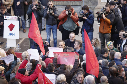 Miles de personas, con Feijóo a la cabeza, participan en la concentración de Pamplona contra la moción de censura. JESÚS DIGES