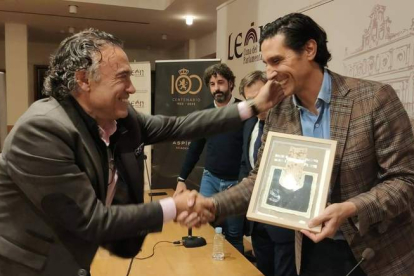 Sergio Fernández recibe un obsequio de Llamazares en un acto del Centenario del club leonés. DL