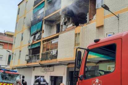Fotografía de los efectos de una explosión de gas este jueves, en una vivienda ubicada en un bloque de pisos de la calle Hernando de Sotode Badajoz. JOSÉ LUIS REAL