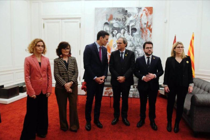 Los presidentes Pedro Sánchez y Quim Torra en Pedralbes, el pasado diciembre, junto a sus colaboradores.