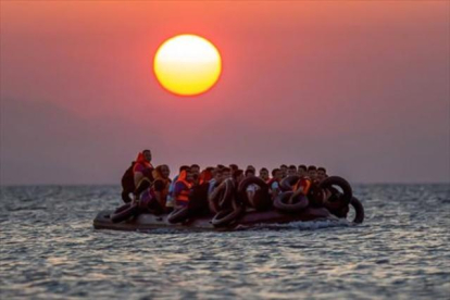 Una balsa con refugiados cerca de la isla griega de Kos, el pasado agosto.