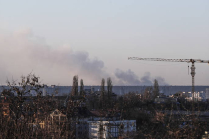 Columnas de humo tras u ataque ruso en Kyiv, Ucrania. ATEF SAFADI