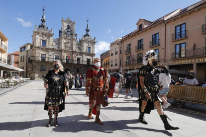 Desfile del César y el Caudillo, ayer en Astorga. RAMIRO