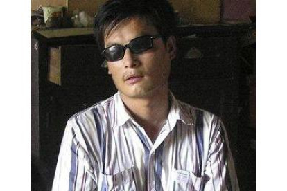 El disidente chino ciego Chen Guangchengm en una foto de archivo, en su residencia en China.