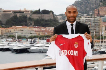 Thierry henry muestra la camiseta del Mónaco.