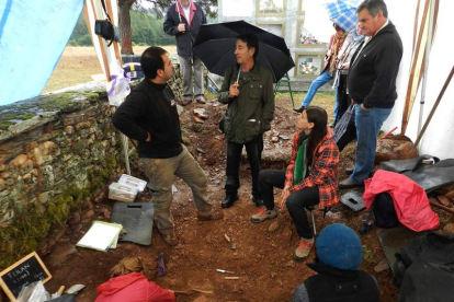 Santiago Álvarez, hijo de ‘Gasta’, recibe explicaciones mientras exhuman los restos de su padre.