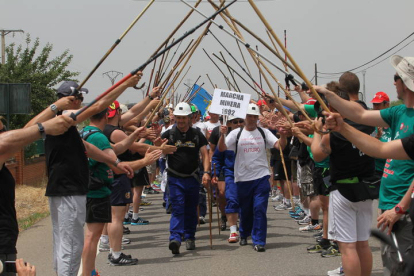 Un arco de bastones recibe a los mineros en la sexta etapa de la III Marcha Minera en Villamañán. Fue el homenaje a los mineros de la III Marcha Negra el 27 de junio de 2012. FOTO NORBERTO
