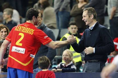 Iñaki Urdangarin saluda a Alberto Entrerrios durante la semifinal del partido frente a Eslovenia.