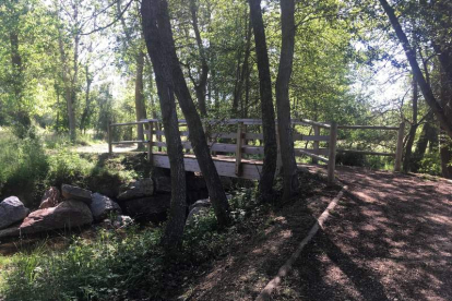 La Venta de la Cruz, La Jana y Entrevalles ofrecen al ciclista y al caminante cuarenta kilómetros de sendas de tierra en Ferral de Bernesga, Villabalter y Trobajo del Camino. Unos caminos anchos entre arroyos y arboleda, que están desbrozados y señalizado