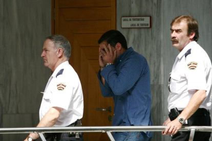 El violador del chándal, Andrés Mayo, durante el juicio en La Coruña por volver a violar