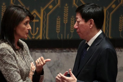 La embajadora de EEUU ante la ONU, Nikki Haley, conversa con su homólogo chino, Wu Haitao.
