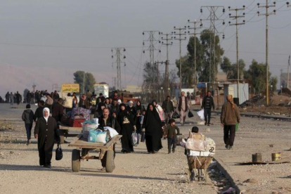 Civiles regresan a sus hogares en un barrio de Mosul recuperado por el Ejército iraquí.