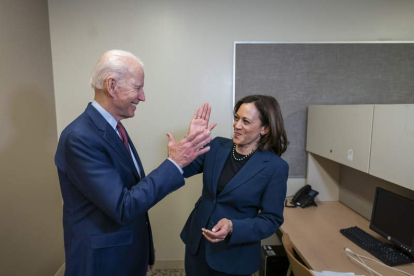Joe Biden y Kamala Harris se saludan de forma distendida. ADAM SCHULTZ
