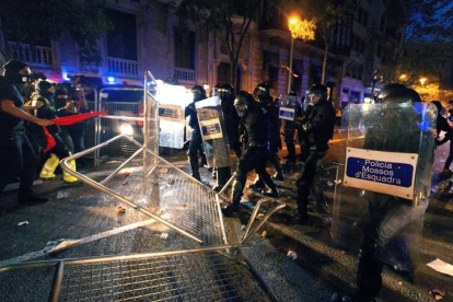La policía protege la Delegación del Gobierno de Barcelona durante la manifestación. ENRIC FONTCUBERTA