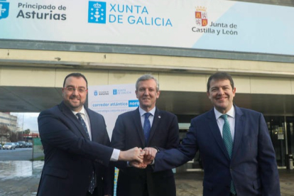 Los tres presidentes de Asturias, Galicia y Castilla y León, esta mañana en Santiago de Compostela. EFE