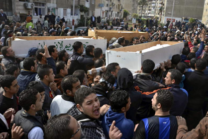 Decenas de personas participan en los funerales de Port Said.