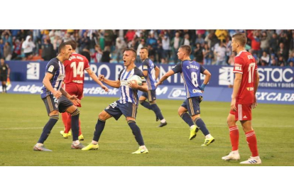 Pablo Valcarce celebra como recoge la imagen el gol del empate de la Deportiva. En la primera mitad se le anuló un gol al consultar el colegiado el vídeo-arbitraje. ANA F. BARREDO.