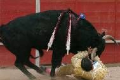 Momento en el que el toro embiste al diestro Serafín Marín