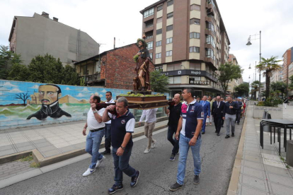 Ciudadanos procesionan con San Roque a La Encina en la avenida de Pérez Colino. ANA F. BARREDO