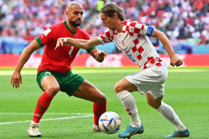 El croata Luka Modric intenta superar a un rival. THEKKAYIL
