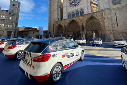 La nueva flota de la Policía Local, hoy en la Catedral. RAMIRO