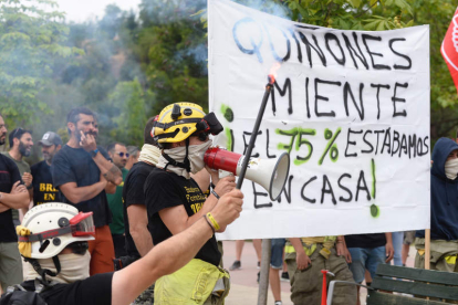 Imagen de la concentración de los bomberos forrestales ante las Cortes. NACHO GALLEGO