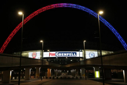 El estadio de Wembley, con los colores de Arsenal y Chelsea y una inscripción en recuerdo de las víctimas del incendio de la Grenfell Tower.